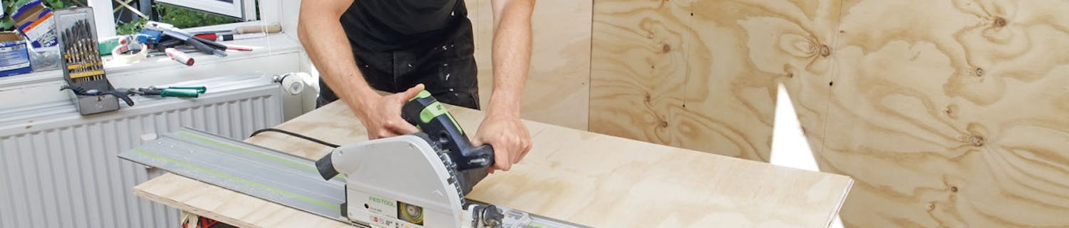 Stark och varm vägg av gips och plywood